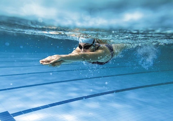Bơi lội giúp người bệnh lupus thoải mái hơn.jpg